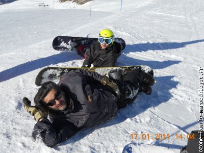 les snowboarders se roulent toujours parterre (ici: Baptiste et Cyril)